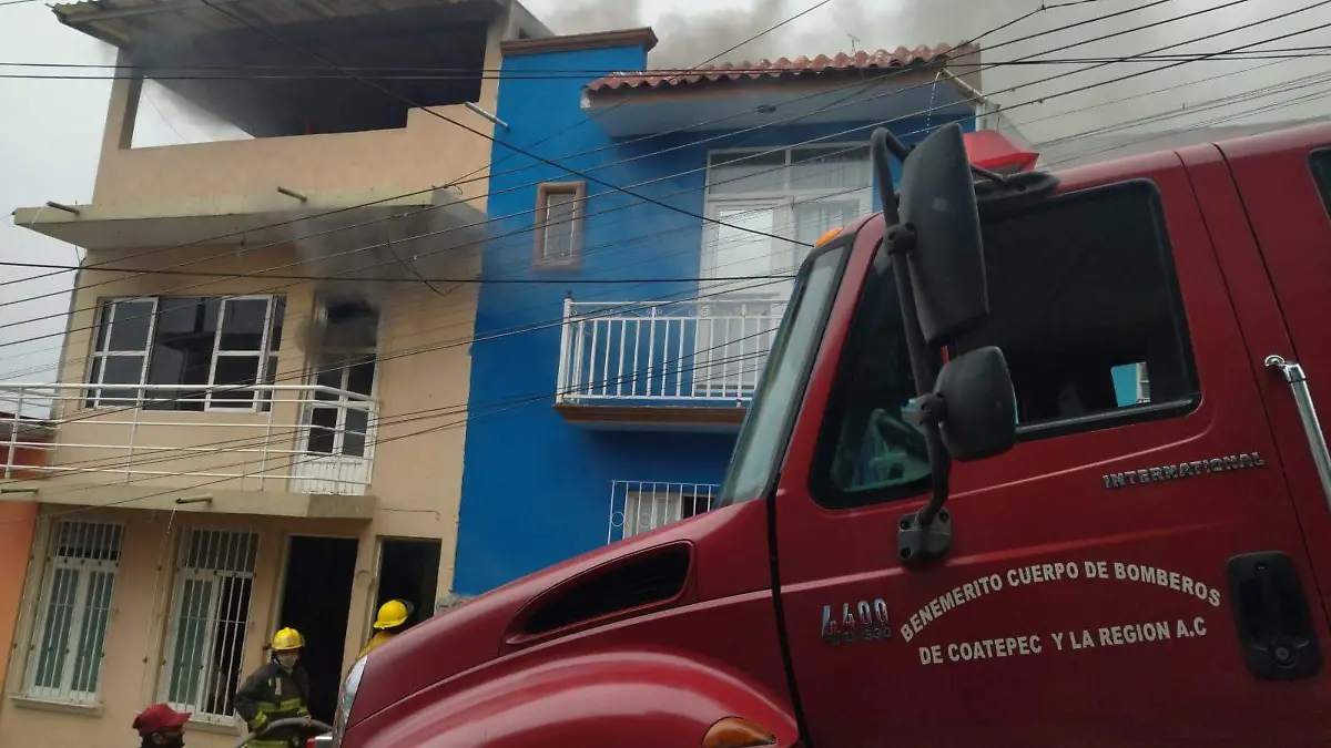 Arde casa en Coatepec 